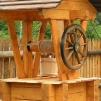 Πώς να φτιάξετε ένα ξύλινο σπίτι για ένα πηγάδι: μια επιλογή από τις καλύτερες ιδέες και ένα παράδειγμα κατασκευής