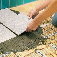 Jak vyrobit elektricky vyhřívanou podlahu pro dlaždice: možnost filmu a kabelu