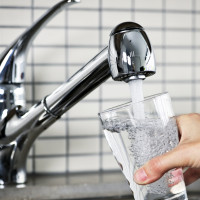 Vattentryck i vattentillförseln: vad som ska vara och hur man kan öka vid behov