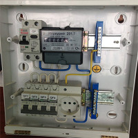 Připojení jednofázového elektroměru a automatů: standardní schémata a pravidla připojení