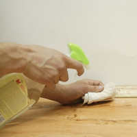 كيفية إزالة العفن من الأسطح الخشبية: نظرة عامة على الطرق الأكثر فعالية