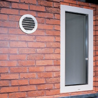 Avgasventilation genom väggen till gatan: installation av ventilen genom en öppning i väggen
