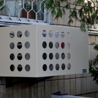 Installatie van de mand voor de airconditioning op de gevel: installatie-instructie en de fijne kneepjes van het werk