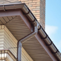 Hogyan készítsünk lefolyókat a tetőről: Általános ajánlások a vízelvezető rendszer saját kezű elrendezésére