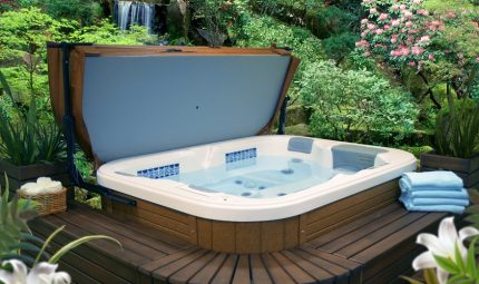 Outdoor hydromassage bathtub