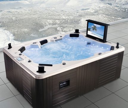 Bathtub with tv