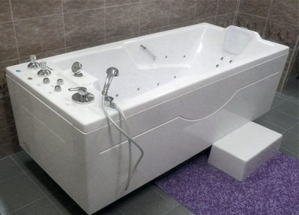 Direct bathtub by the wall