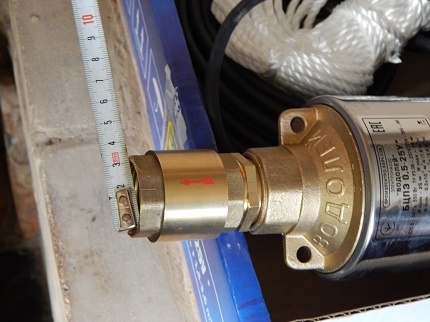 Zpětný ventil s čerpadlovým systémem