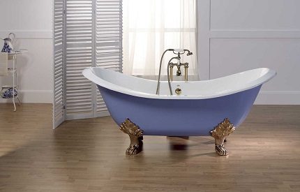 Cast-iron bathtub with legs in the form of a lion