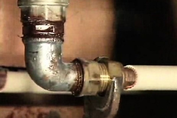 Подтекает соединение труб. Коррозия металлопластиковых труб. Резьбовое соединение газовых труб. Протечки металлопластиковых труб. Резьбовое соединение водопроводных труб.