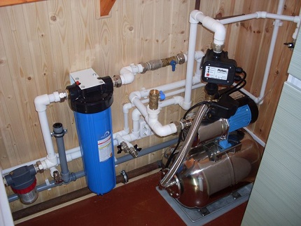 El interior del sistema de suministro de agua de una casa privada.