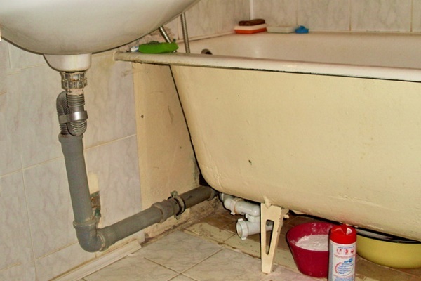 Lukten av avlopp i badrummet: orsaker och lösningar
