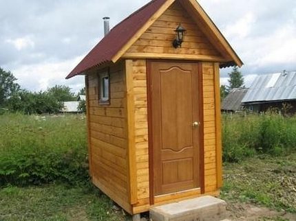 Dřevěná toaleta