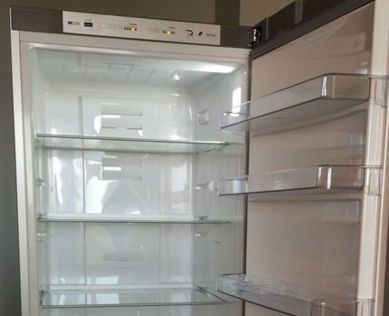 Réfrigérateur Sharp SJ-B236ZRSL à l'intérieur