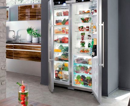 Réfrigérateur à deux portes à l'intérieur