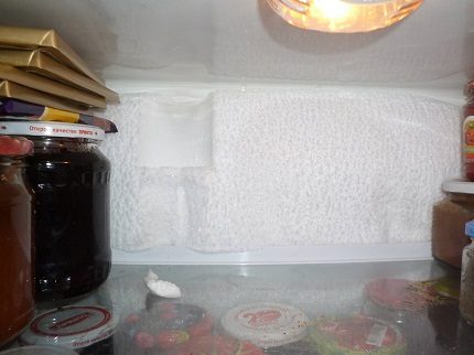 Neige dans la chambre du réfrigérateur
