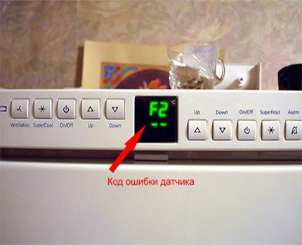 Kļūdas kods ledusskapja vadības panelī