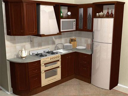 Ledusskapis ir integrēts virtuves dizainā