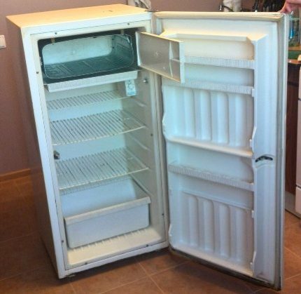Pārdošanā ledusskapja foto