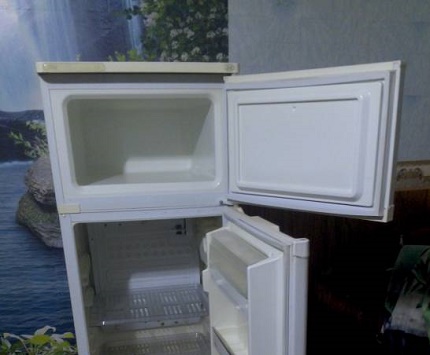 Refrigerator Saratov with two chambers