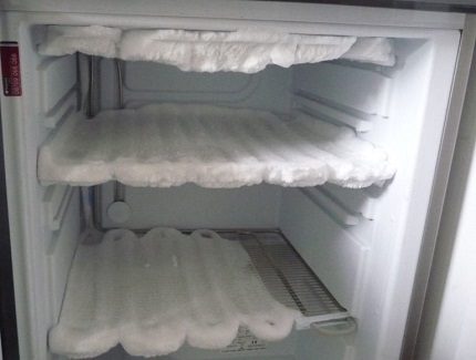 Led v ledničce