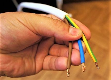 Barevný třížilový kabel