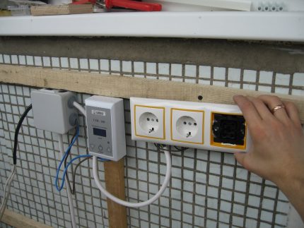 Instalarea cablurilor electrice pe loggia