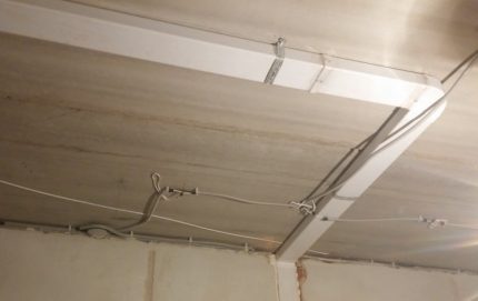 Montaje del sistema de ventilación debajo de un techo suspendido