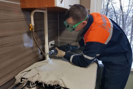 Låsesmed reparerar ett gasrör