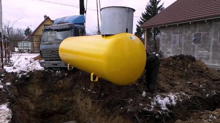 Tanque de gas subterráneo para una casa de campo