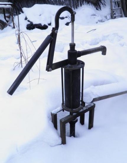 Kovová ruční pumpa v zimě