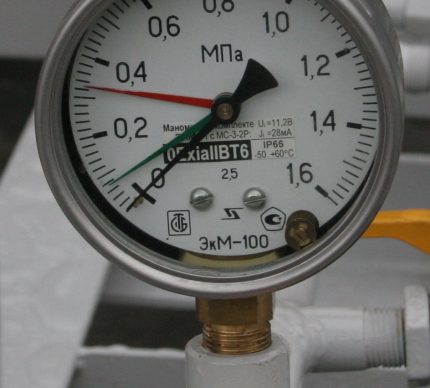 Manometr tlaku plynu
