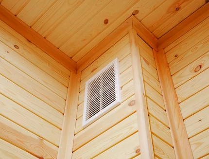Eje de ventilación en una casa de madera.